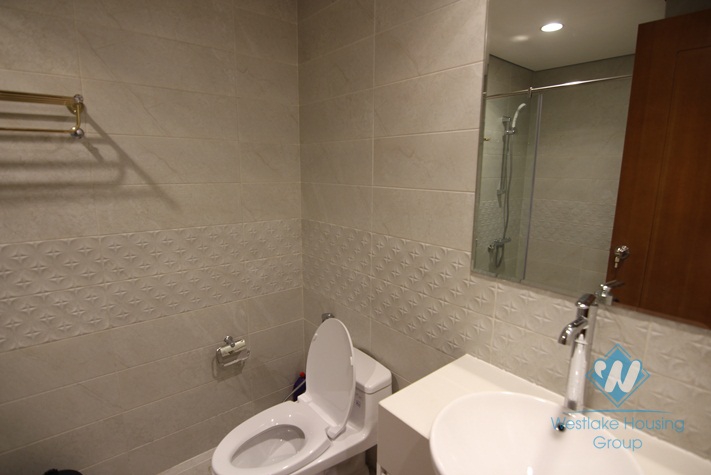 Beautiful and clean apartment for rent in Vinhomes Nguyen Chi Thanh, Dong Da, Ha Noi
